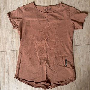 Alphalete Men's Essential Lifestyle Scoop Tee, Salmon, Medium